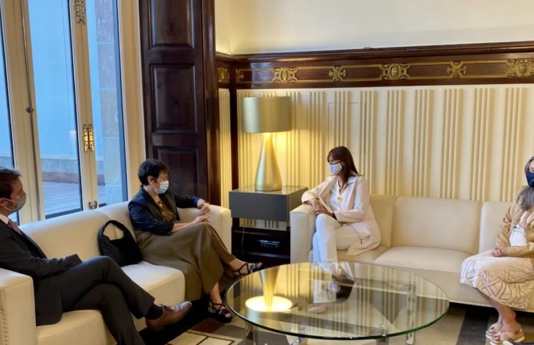 Un moment de la trobada de Roser Suñé i Laura Borràs a la cambra catalana.