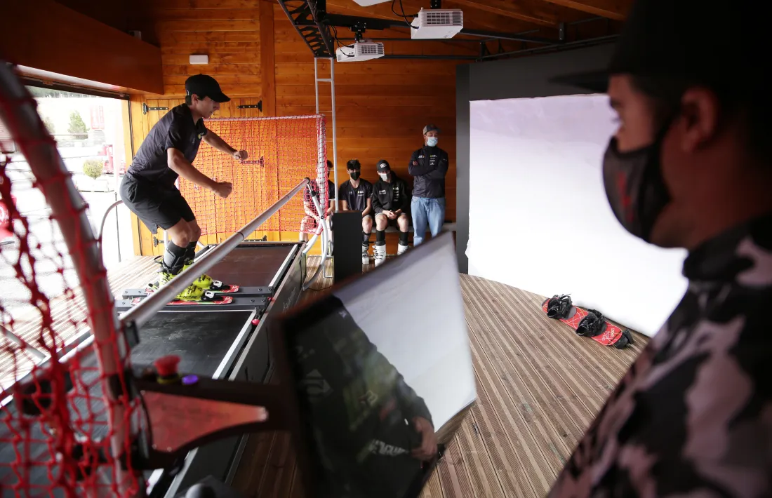 Un jove de la FAE provant el nou simulador d'esquí.