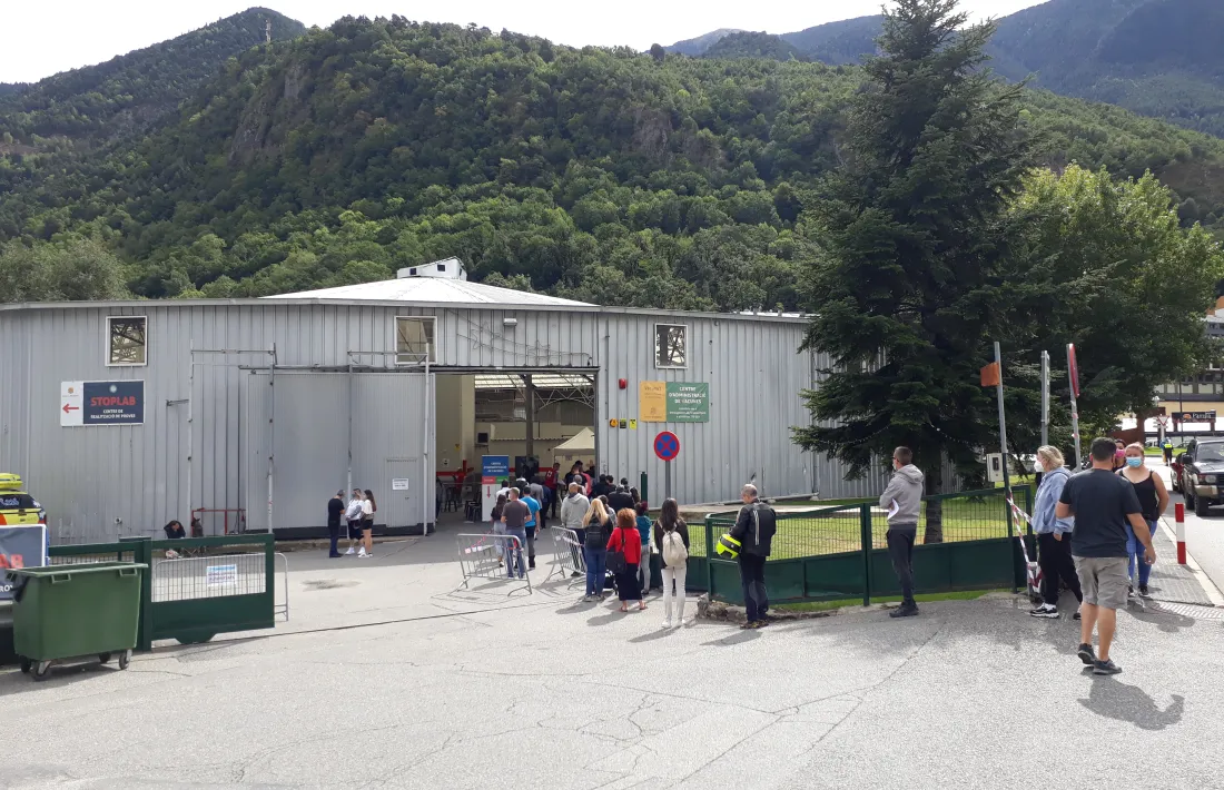  Ciutadans fent cua al centre de vacunció, ahir al migdia.