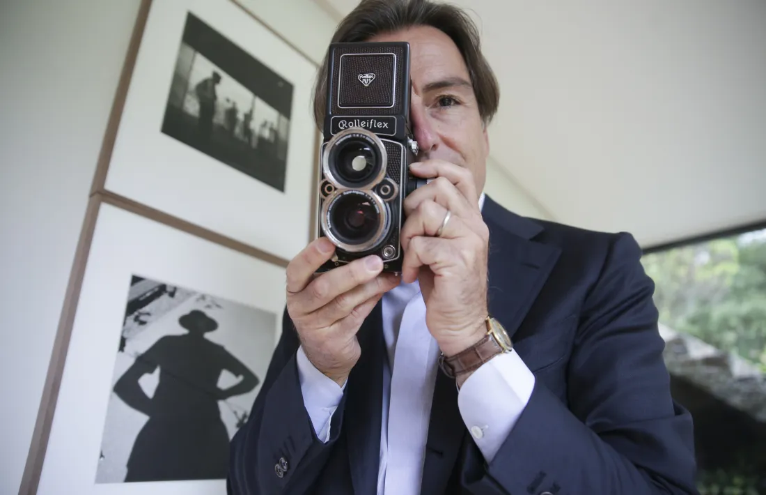 El galerista Pancho Saula, amb una Rolleiflex com les que feia servir Vivian Maier, al darrere.