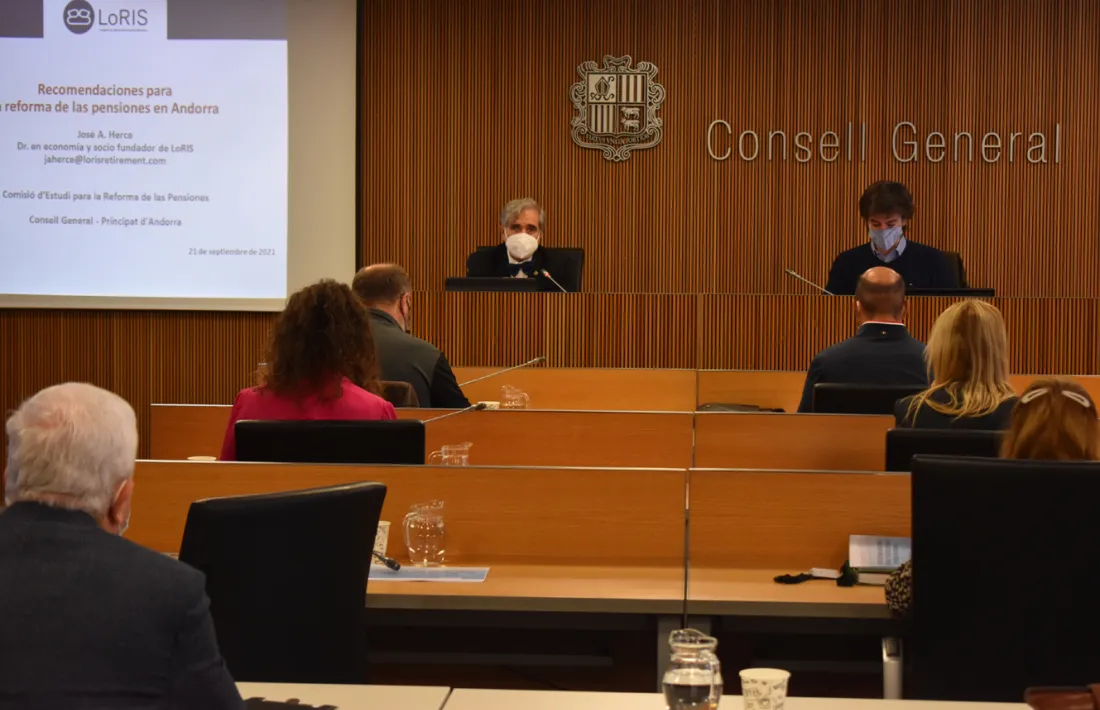 Un moment de la compareixença de l’expert proposat per la CASS, José Antonio Herce, ahir a la comissió d’estudi de les pensions.