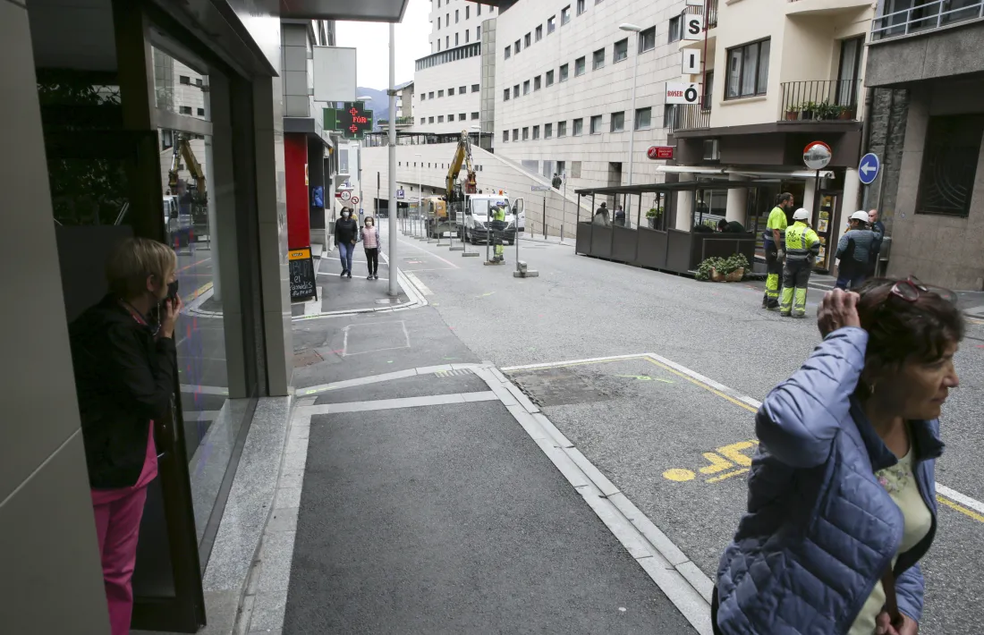 Els operaris treballen a l’avinguda Fiter i Rossell enmig de l’expectació de veïns i propietaris de negocis.