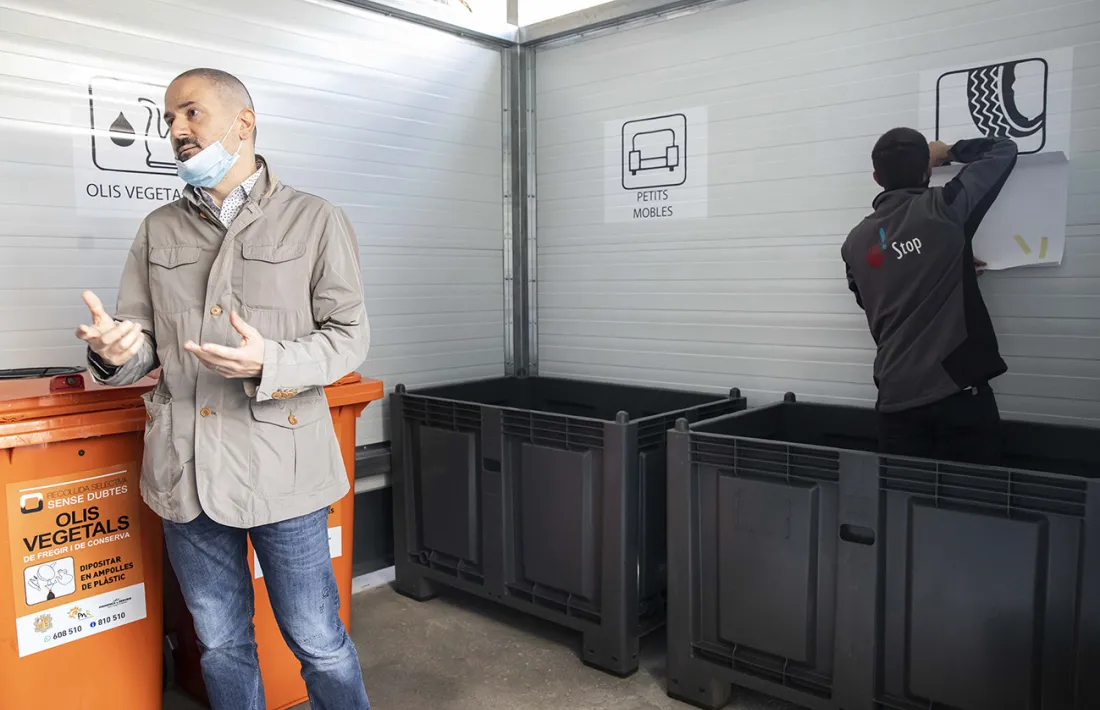 El conseller de Sostenibilitat i Innovació, Gerard Estrella, en la inauguració de la minideixalleria de l'aparcament Meritxell.