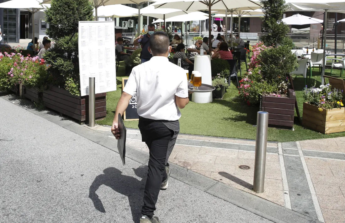 La terrassa d’un local de restauració amb les taules ocupades segons les restriccions vigents per la Covid-19.