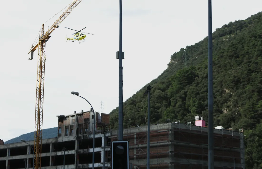 L'helicopter trasllada el treballador a l'hospital.