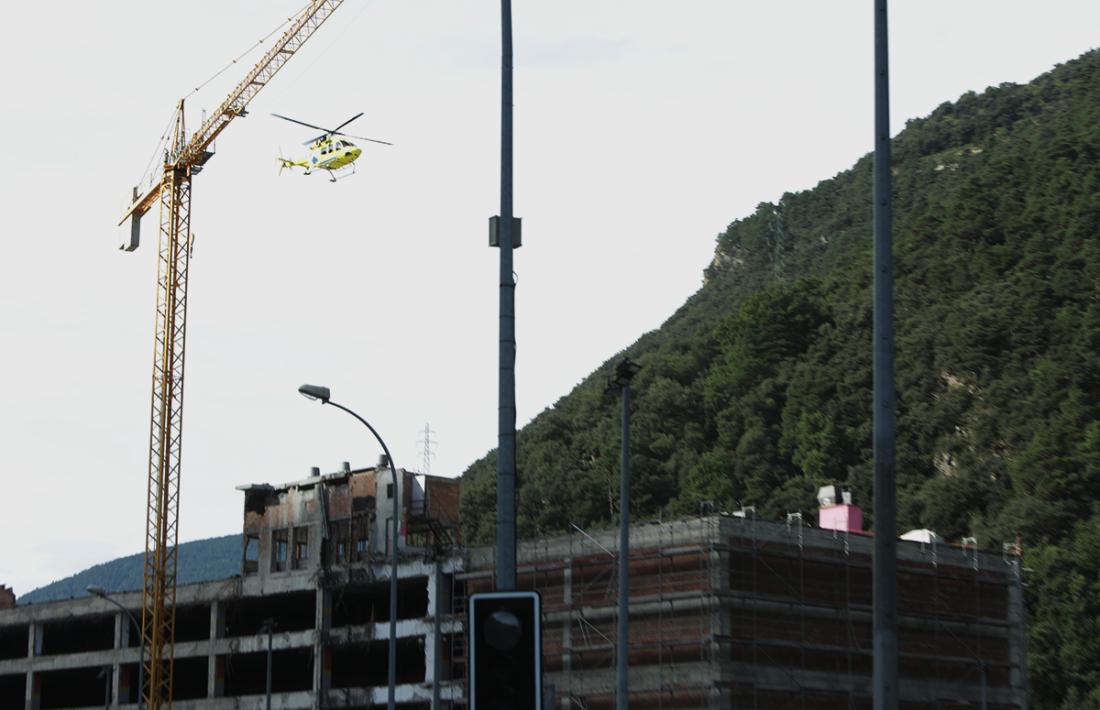 L'helicopter trasllada el treballador a l'hospital.