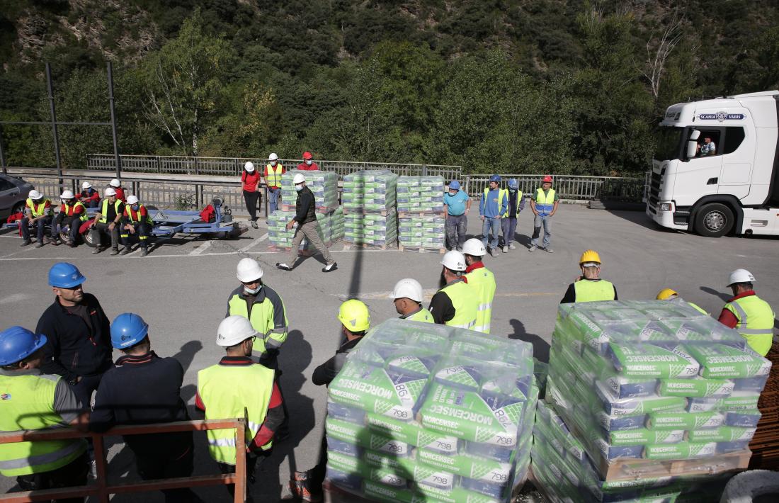 Els treballadors de les obres a l’antic Punt de Trobada, poc després de l’accident.