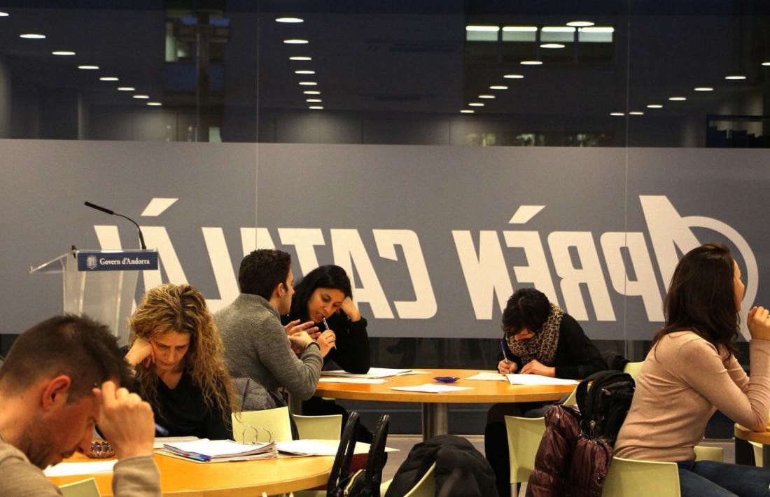 Estudiants al Centre d'autoaprenentatge del català d'Escaldes-Engordany en una edició anterior.