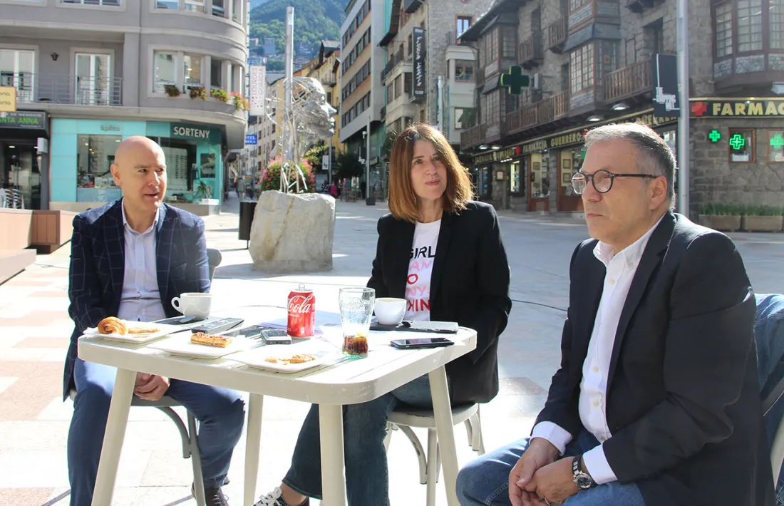 El cònsol menor d'Escaldes-Engordany, Joaquim Dolsa; el conseller de Vida Cultural, Valentí Closa i la cap de departament de Cultura, Anna Garcia, durant la roda de premsa.