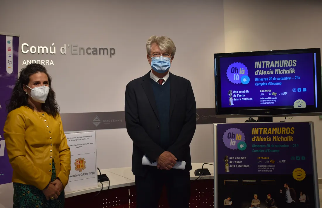 Laura Mas i Jean-Claude Tribolet,  presentant la comèdia teatral al Comú.