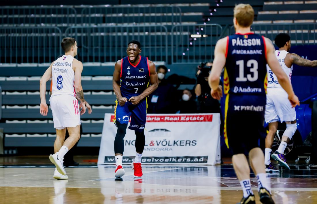 ‘Tunde’ Olumuyiwa celebra una cistella en l’últim partit contra el Reial Madrid al Poliesportiu d’Andorra. Foto: ACB Photo / Martín Imatge