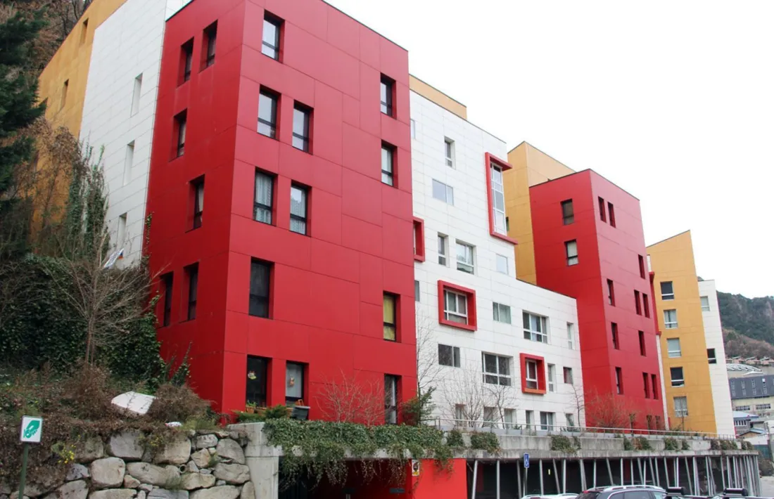 L'edifici dels pisos de Jovial.