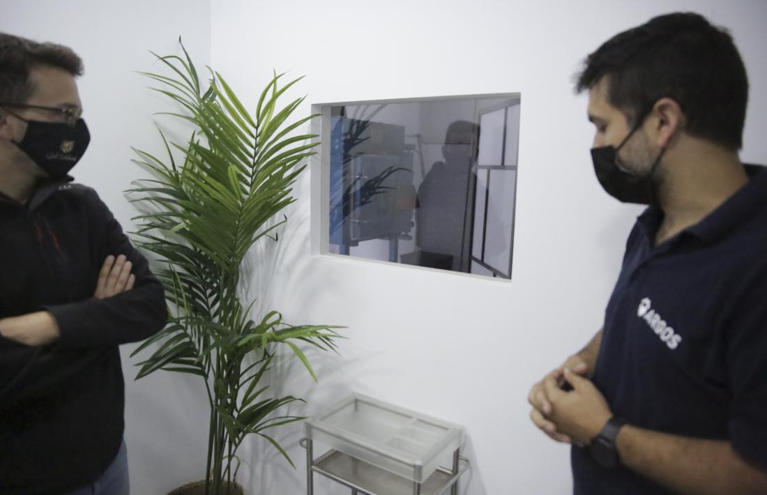 Elio da Silva i Xavier Cardete davant la finestra que des de la sala de vetlla permet veure el forn crematori.
