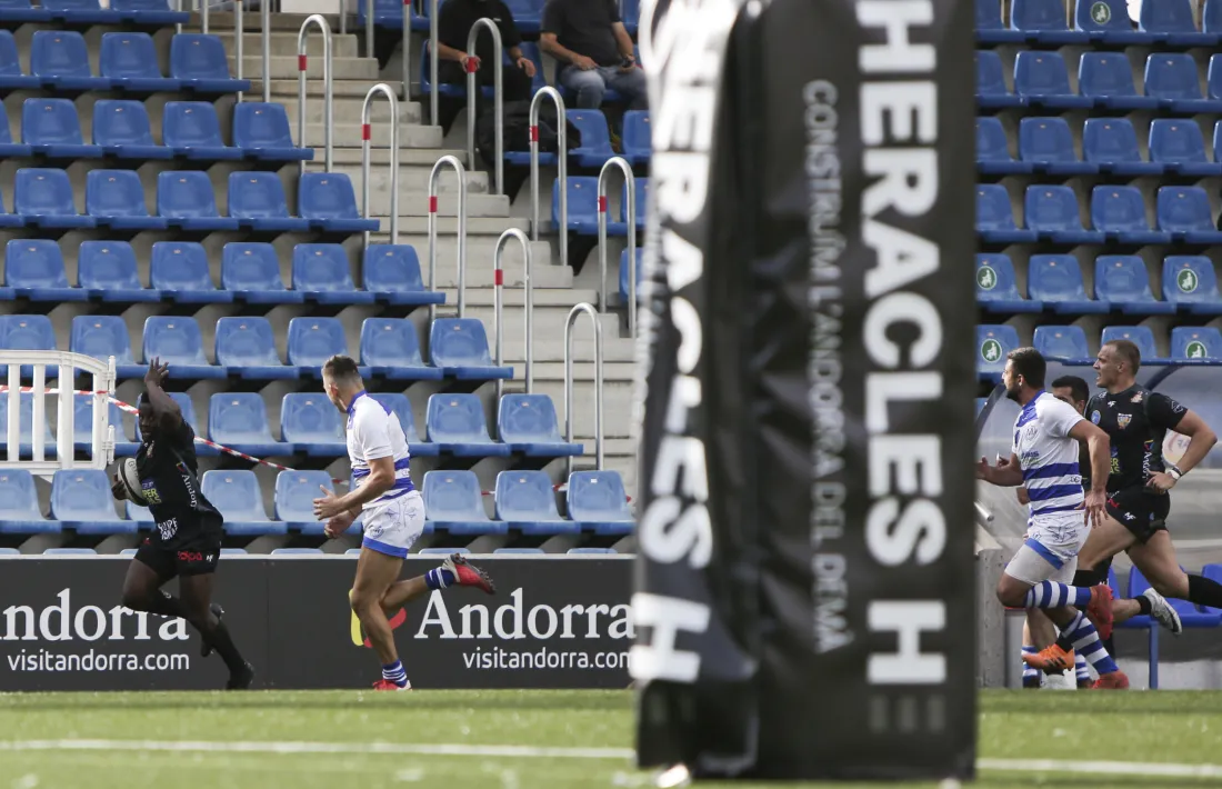 Sithembiso Befile, fa la senyal de la cresta, mentre corria perseguit de rivals. Foto: Facundo Santana