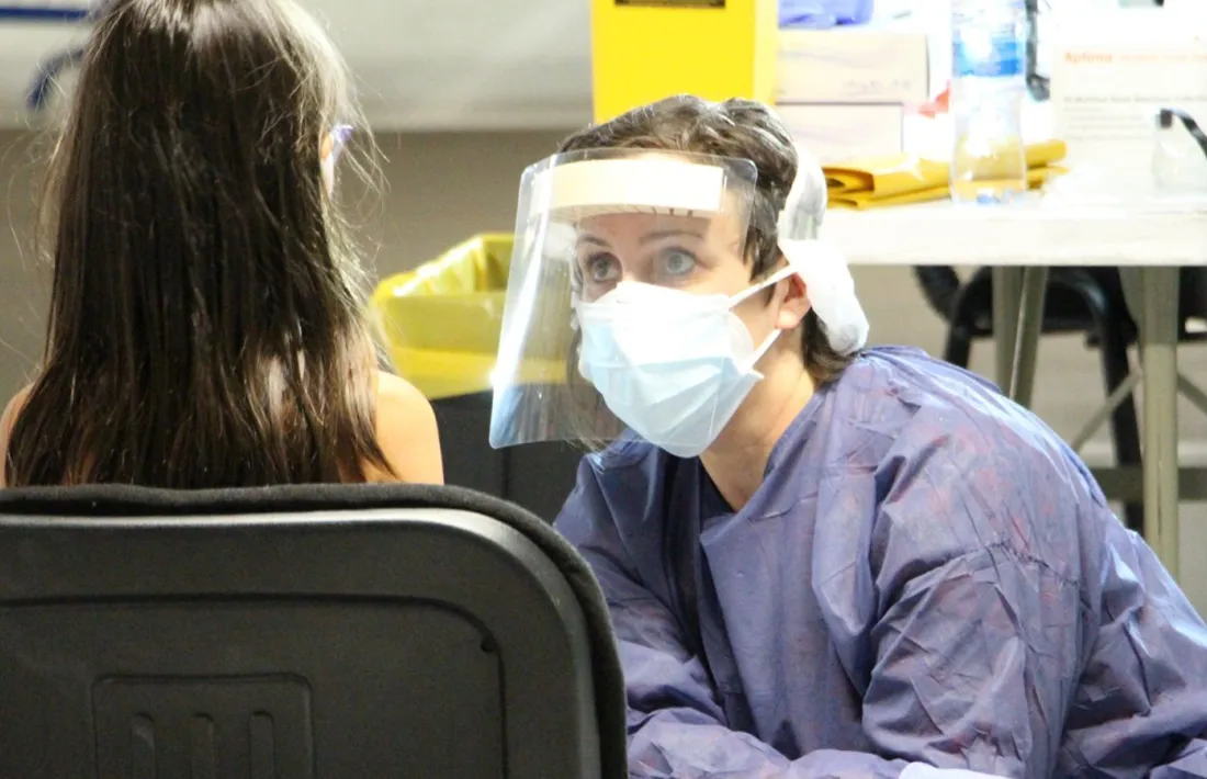 Un infant fent-se una TMA en un 'stop lab'.