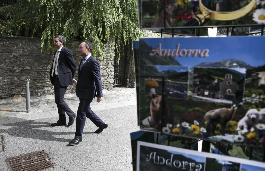 Xavier Espot i Víctor Grífols Deu passejant pel carrer Major d’Ordino, ahir, després de la presentació del projecte del laboratori.