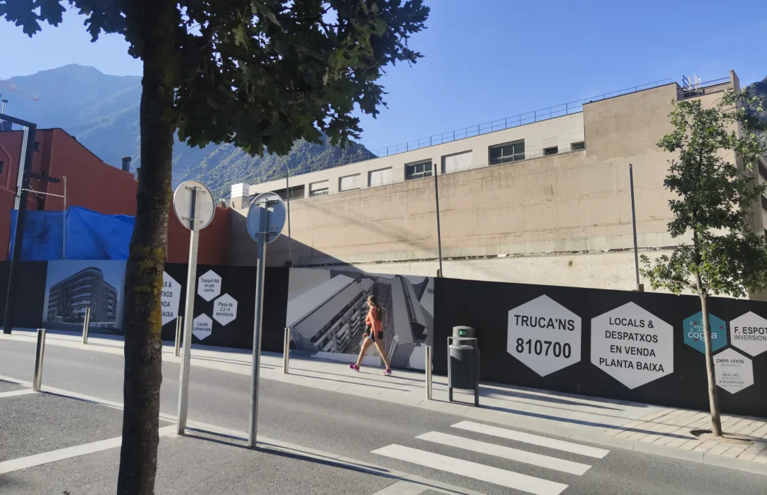Zona de l’avinguda del Fener on es construirà l’edifici de pisos amb els locals comercials que se cediran al Comú escaldenc.