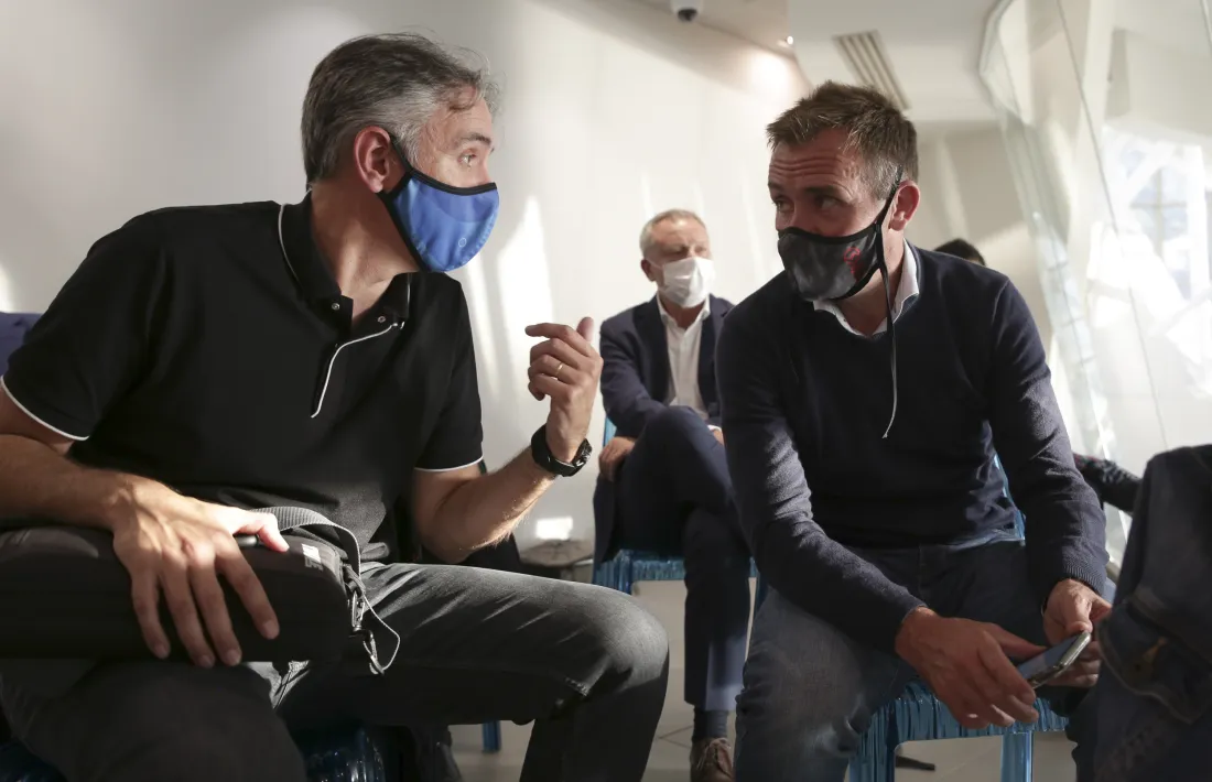 David Hidalgo, a l’esquerra, parla amb Josep Marticella, a la dreta, ahir.