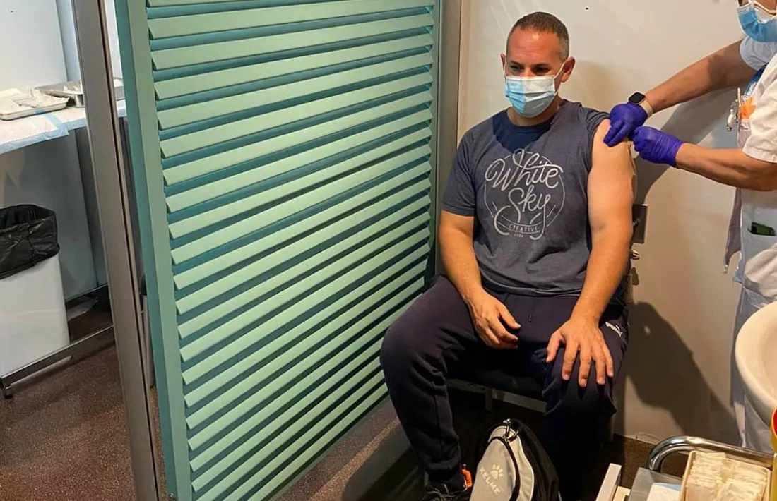 Una de les persones que aquest matí han vacunat a l'hospital.