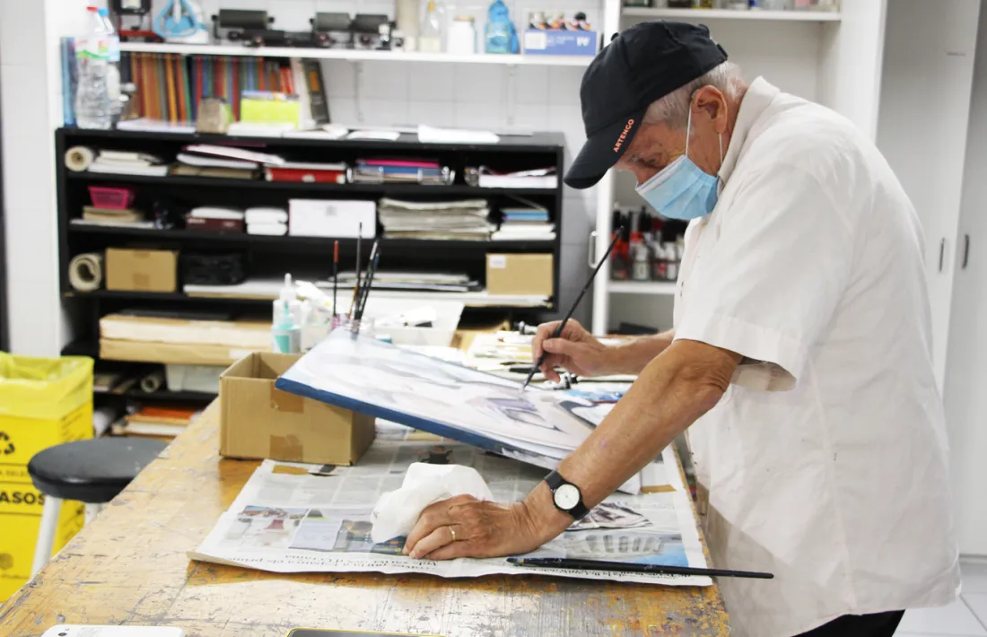 Un usuari de la classe de pintura de l'Escola d'Art.