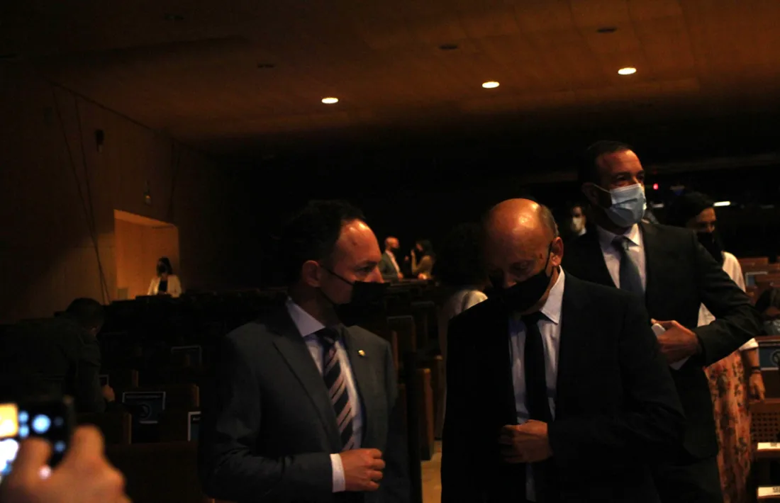 El cap de Govern, Xavier Espot, conversa amb el president de la Cambra, Josep Maria Mas, al Centre de Congressos.