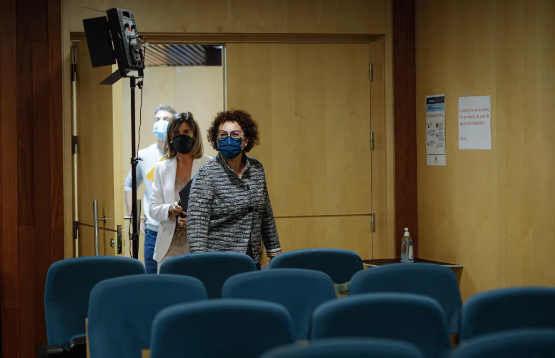 Les ministres Pallarés i Vilarrubla entrant a la sala de premsa, aquesta tarda.