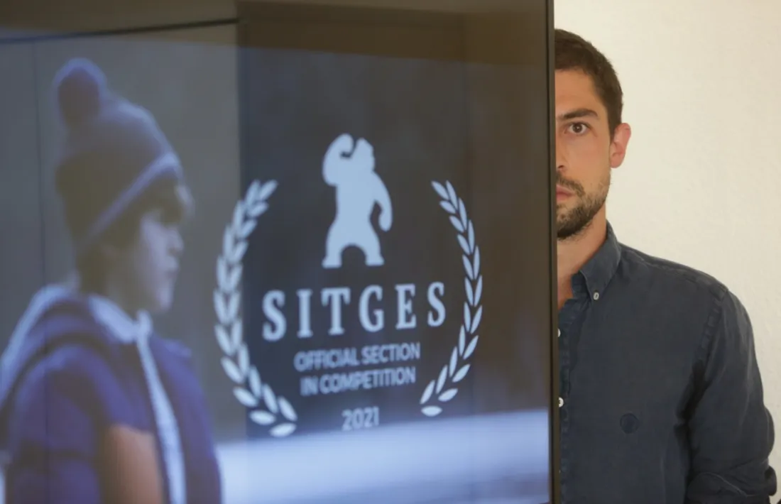 El director encampadà, amb el cartell d’‘Under the Ice’, ja amb la mosca de Sitges.