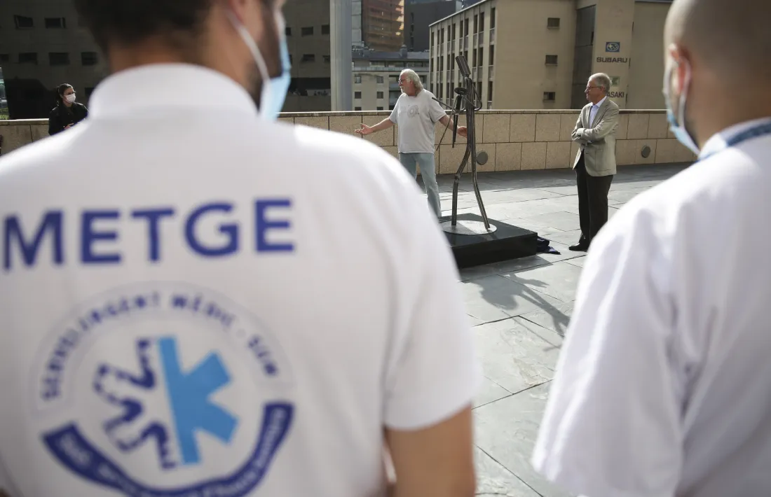Xavier Raventós presentant Gràcies, l’obra que rendeix homenatge als sanitaris.