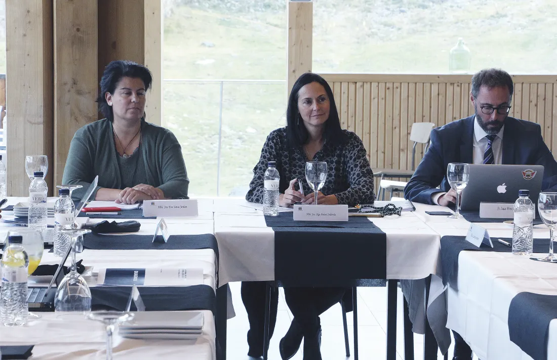 Les cònsols major i menor de la Massana, Olga Molné i Eva Sansa, en la reunió de cònsols de dimarts.