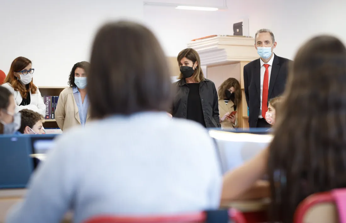 Ester Vilarrubla i Jordi Nadal durant la visita a l'escola Germans de Riba d’Ordino.