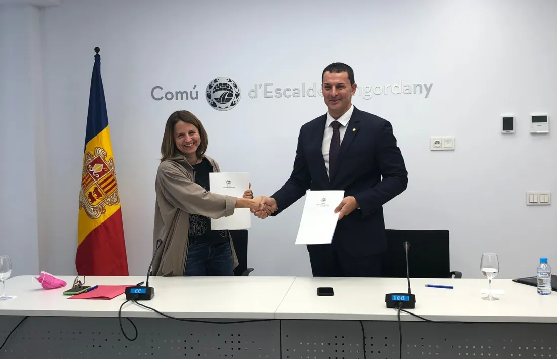 Rosa Gili i Jordi Gallardo, després d'haver signat el conveni de col·laboració entre la corporació i el Govern pel programa Okupa't.