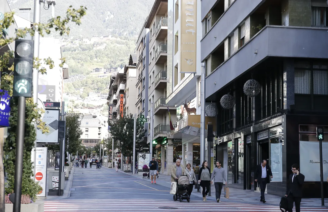 Persones caminant per Vivand, el tram de l’avinguda Carlemany convertit en un espai per a vianants.