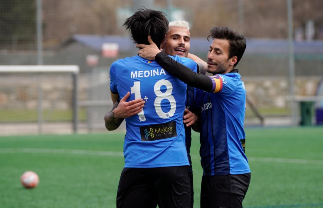 Nico Medina celebra, amb el número 1+8 com ‘Bam Bam’ Zamorano, un gol amb l’Inter Club Escaldes amb Gerard ‘Hulk’ Artigas i Genís Soldevila. Foto: Interescaldes.com