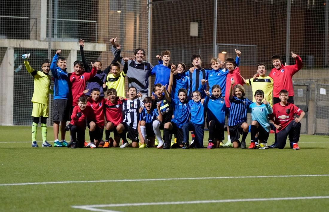 El davanter xilè, el dia del seu comiat, es va estrenar com a entrenador de l’equip infantil de l’Inter. Foto: Coke González