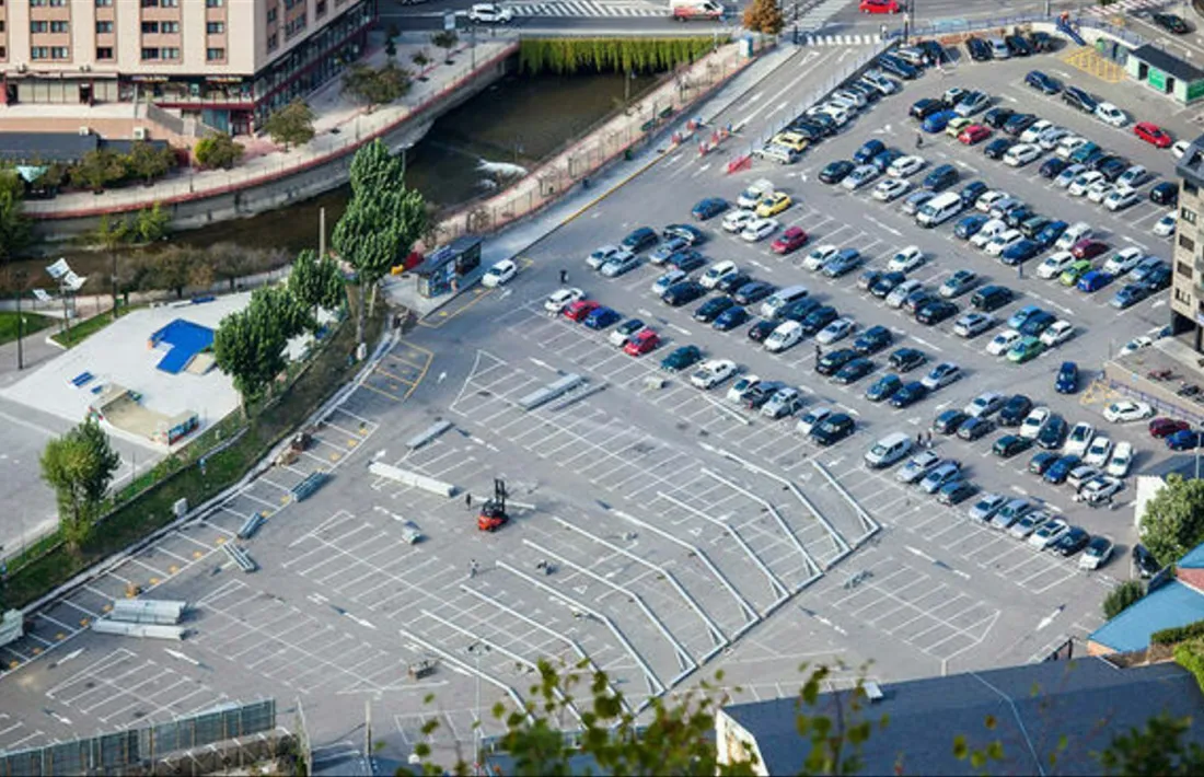 Vista aèria de l'aparcament del Parc Central, que el Comú tancarà temporalment a partir de diumenge.