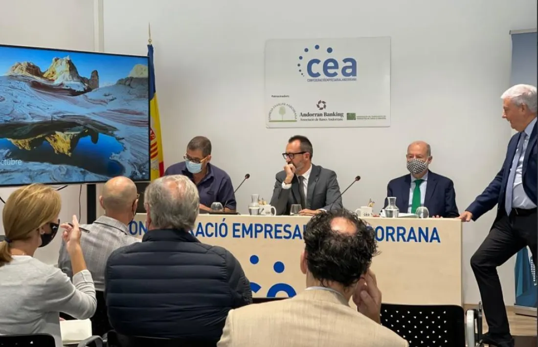 El ministre Filloy, al centre de la taula, ha comparegut aquest matí davant dels empresaris per explicar les inversions del Govern en els accessos per França.