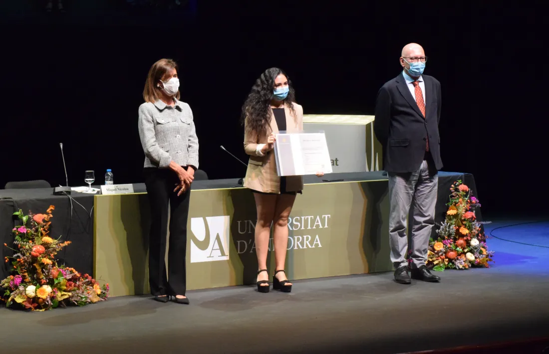 La ministra Viularruba i el rector de la UdA flanquegen una de les alumnes que va rebre ahir el diploma de graduada.