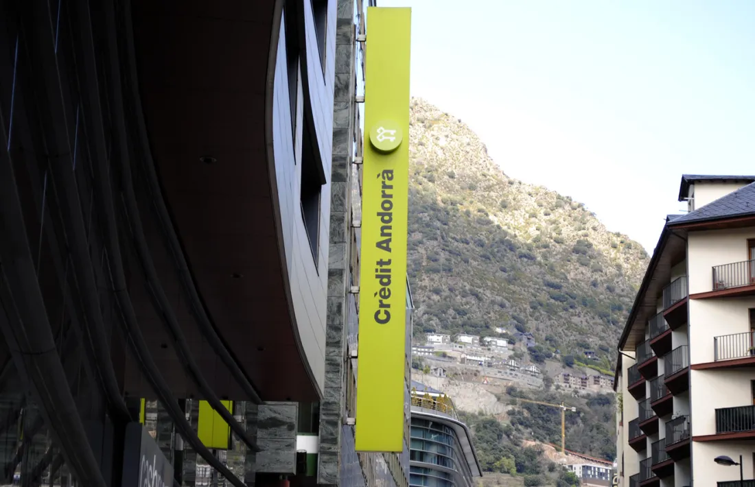 Façana de la seu central de Crèdit a la capital.