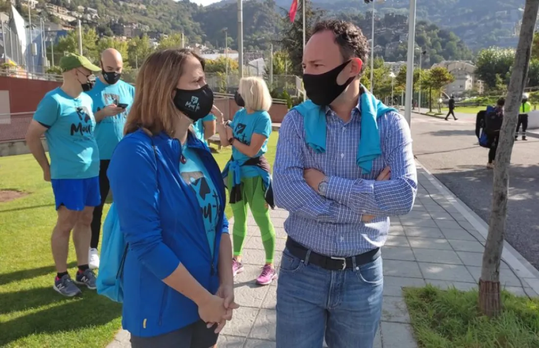 La cònsol d'Escaldes i el cap de Govern, a la sortida escaldenca de la marxa.