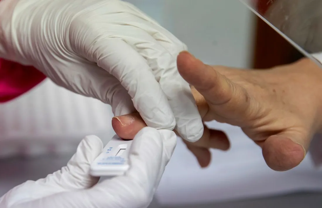 Punxada al dit per un tests d'antígens.