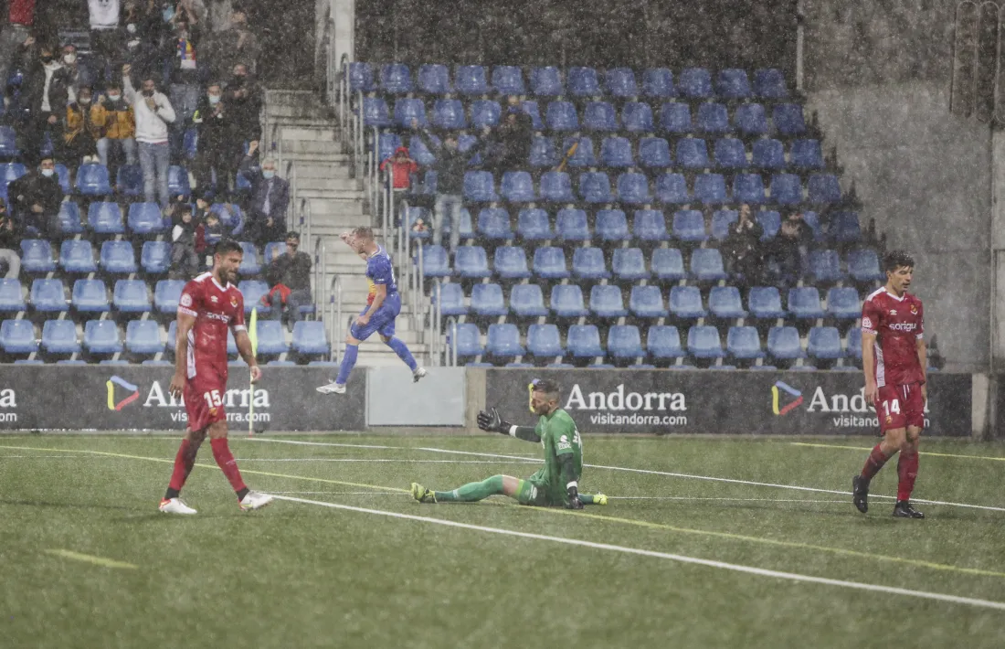 Rubén Enri, davanter de l’FC Andorra, va marcar el 2 a 0 després d’un servei de banda tret intel·ligentment per Eudald Vergés.Foto: Facundo Santana