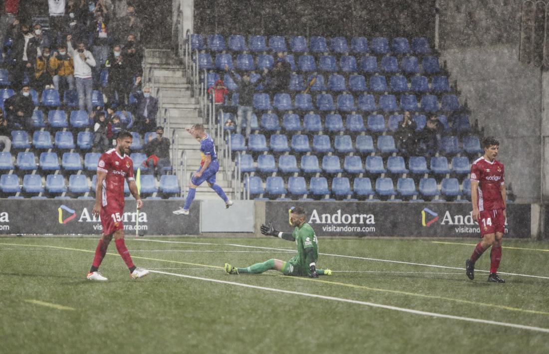 Rubén Enri, davanter de l’FC Andorra, va marcar el 2 a 0 després d’un servei de banda tret intel·ligentment per Eudald Vergés.Foto: Facundo Santana