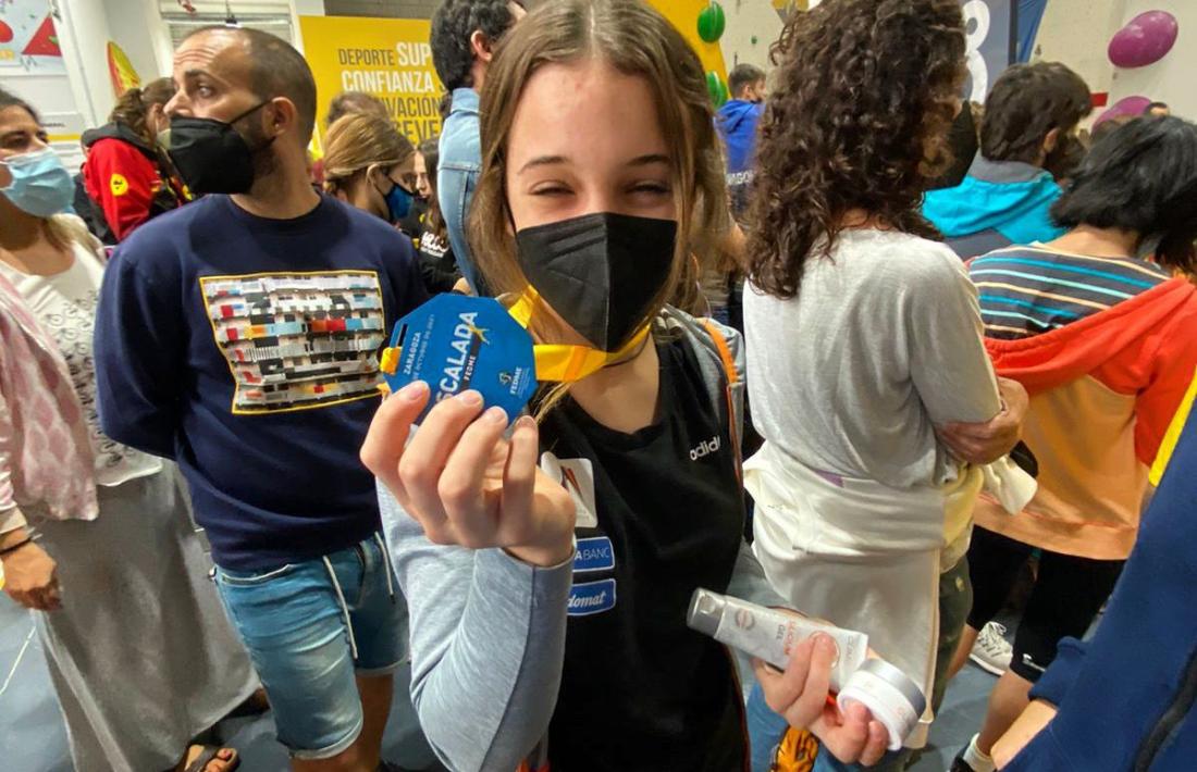 Laia Taulats, amb el bronze. Foto: FAM