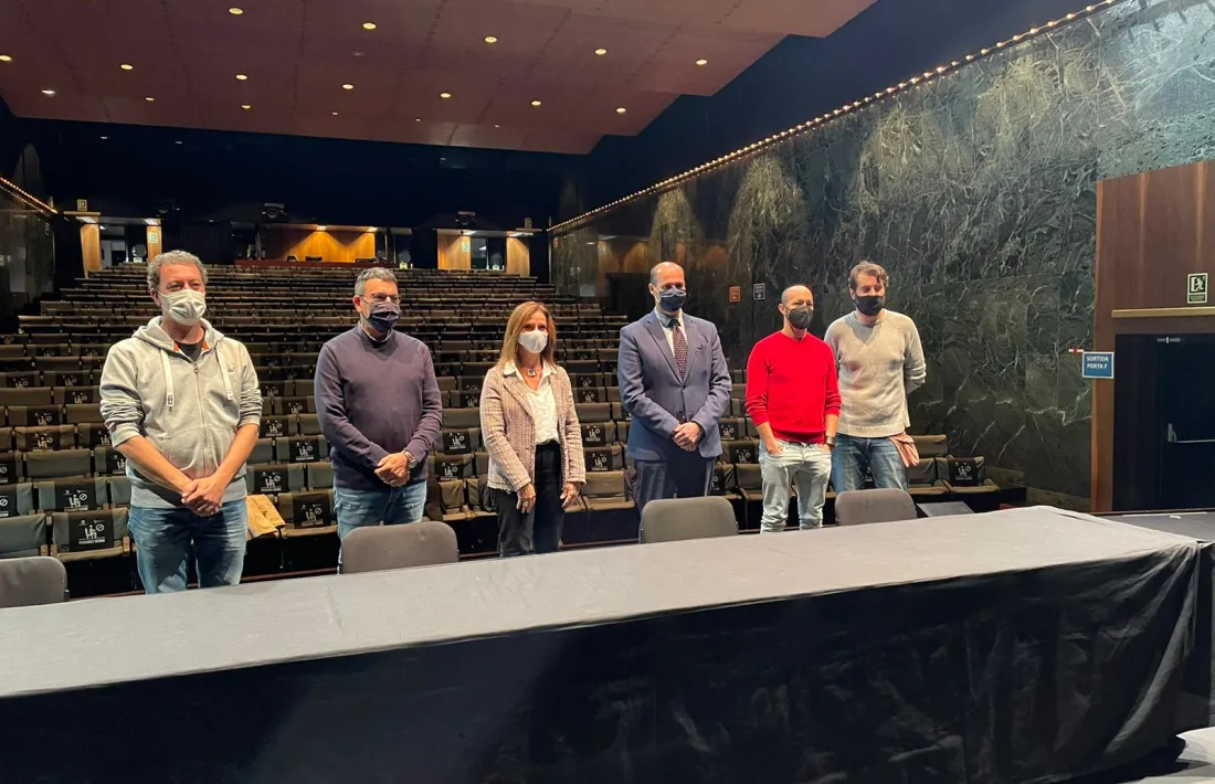 Roger Casamajor, els consellers Miquel Canturri i Mireia Codina, Jerome Viñolas, en representació de l'ambaixada espanyola, Alfins Casal, per l'ENA, i Juanma Casero, director artístic de la Jocand, en la presentació d'aquest matí de la Temporada.