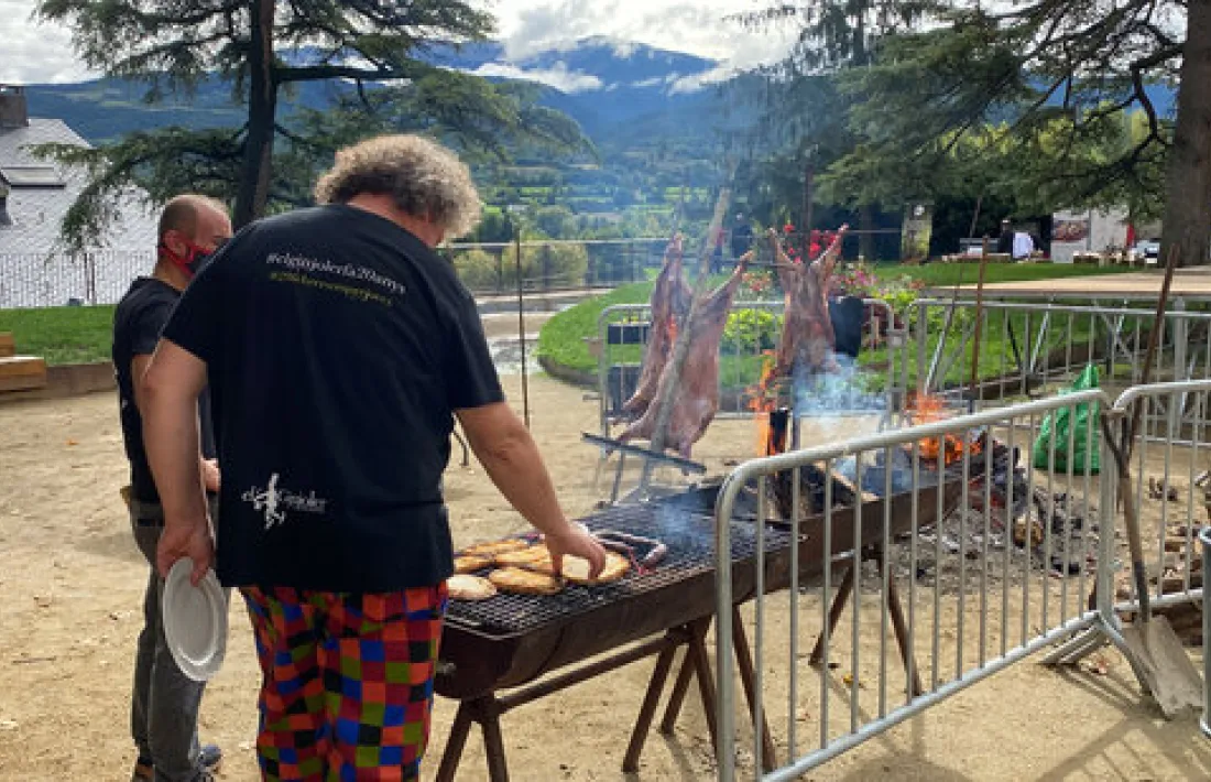 Cuiners participants a la trobada preparen xai a la brasa al parc del Cadí. 