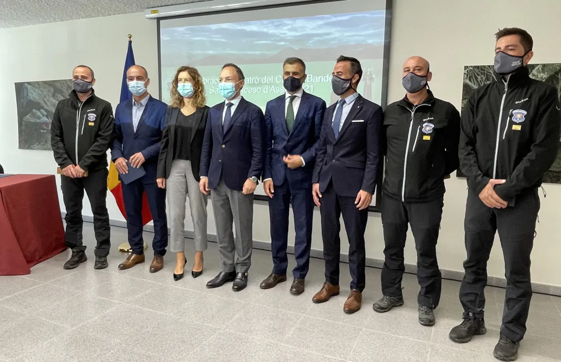 El cap de Govern, Xavier Espot, la ministra Sílvia Calvó, el director General d'Agricultura, l'excap de Banders, Miquel Rossell, l'actual cap, Ferran Teixidó, amb els banders que han fet més de 20 anys de servei.