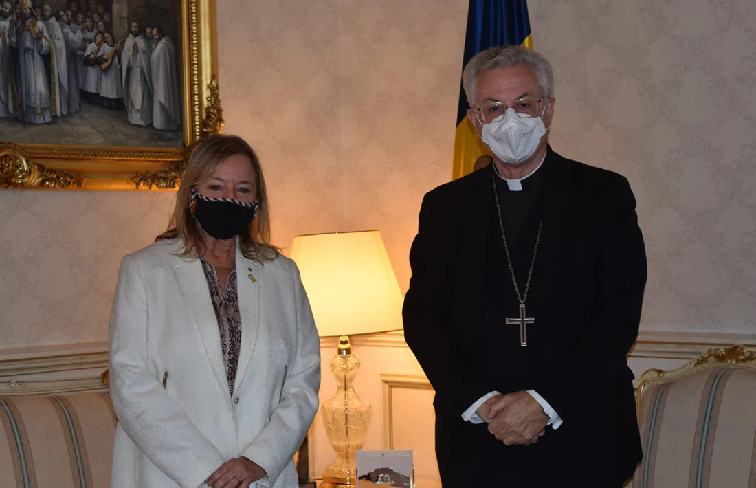 La directora general d'Afers Religiosos de la Generalitat, Yvonne Griley, i l'arquebisbe d’Urgell i copríncep episcopal, Joan-Enric Vives.