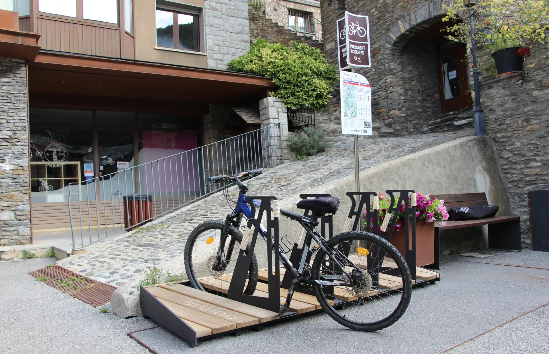 Cartell dels nous circuits de BTT a Ordino.