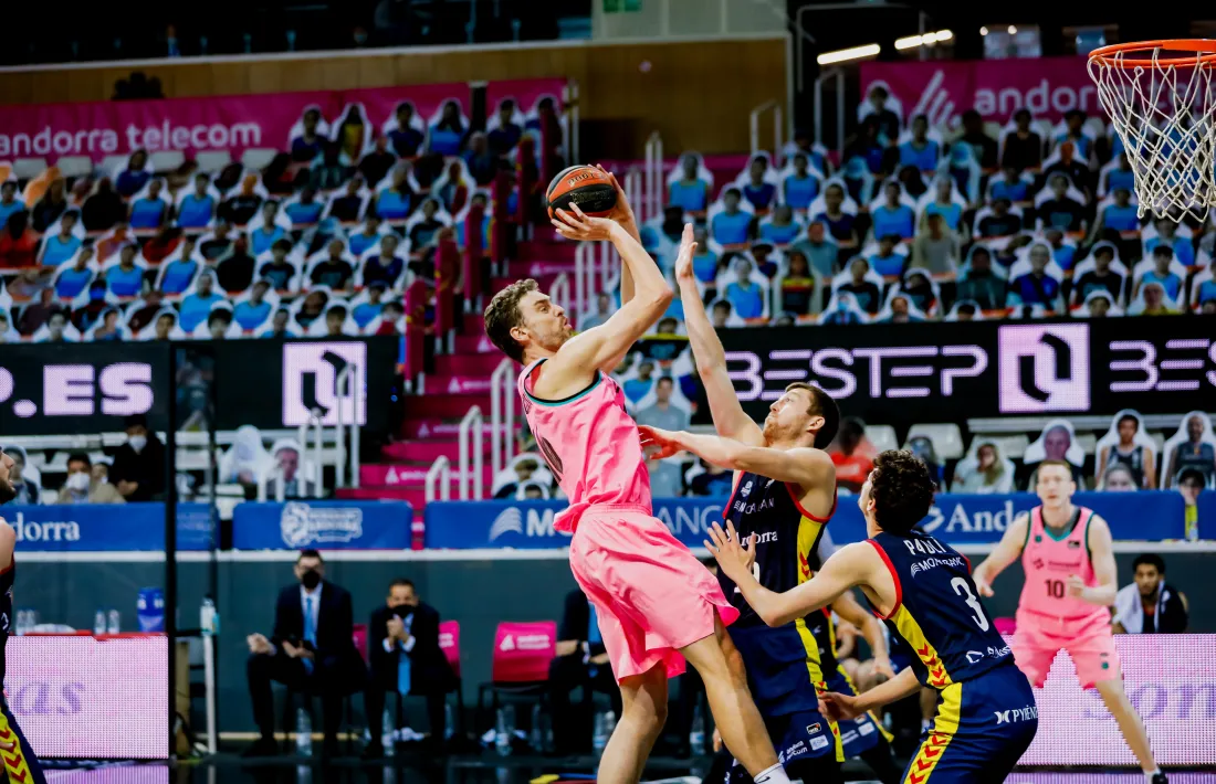 Pau Gasol, als seus 40 anys, va anotar 16 punts, va capturar 8 rebots i en va valorar 21 en l’últim partit disputat al Poliesportiu. Foto: ACB Photo / Martín Imatge