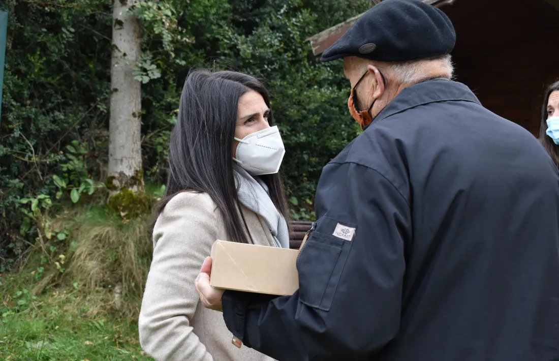 La cònsol major d'Encamp, Laura Mas, conversant amb un dels padrins que disposa d'un hort social aquest matí.